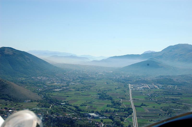 valle dell'Aquila_2.JPG - Sullo sfondo l'Aquila...